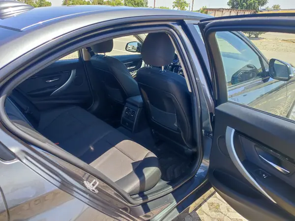 BMW 318 2016 - 15900 EUR, 141200 km - AUTO.MOTO.pt - 141200km - foto 8 de 12
