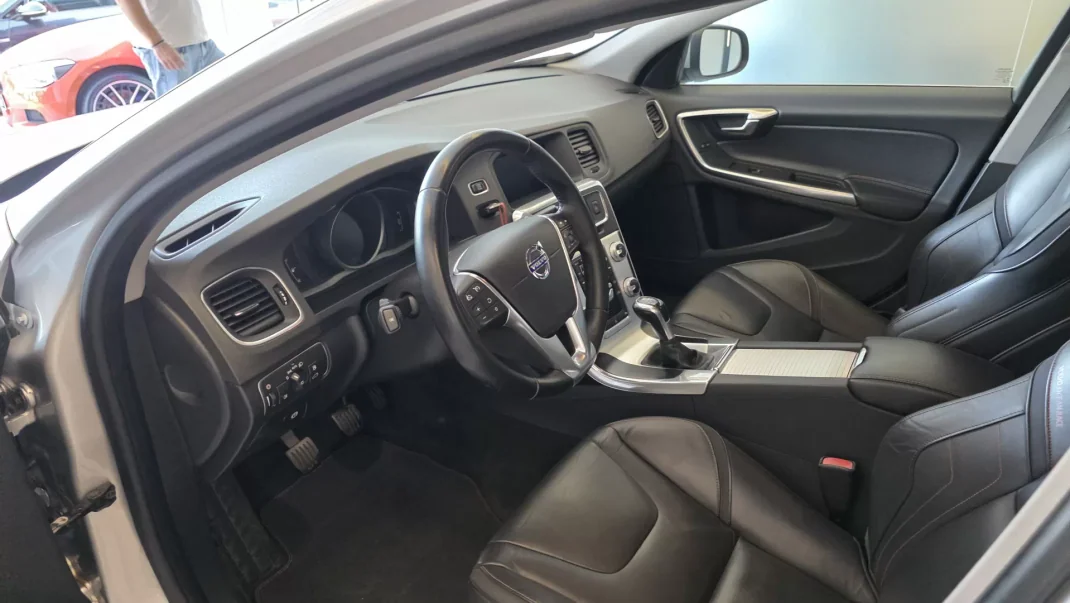 Volvo V60 2015 - 11900 EUR, 314478 km - AUTO.MOTO.pt - 314478km - foto 12 de 60