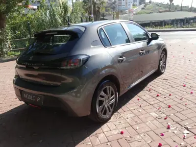 Peugeot 208 2022 - 14300 EUR, 68253 km - AUTO.MOTO.pt - 68253km - foto 18 de 19