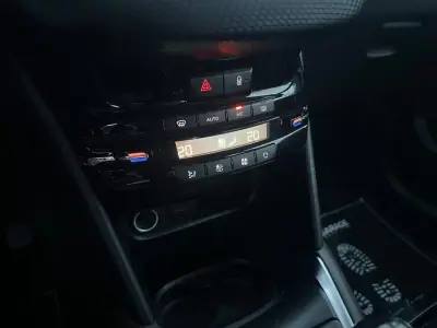Peugeot 208 2016 - 8790 EUR, 100000 km - AUTO.MOTO.pt - 100000km - foto 14 de 18