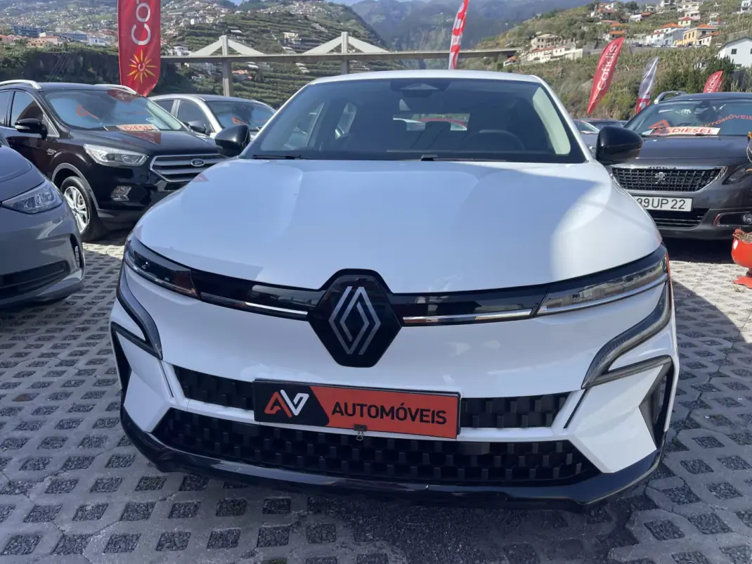 Renault Mégane E-Tech 2023 - 27950 EUR, 57803 km - AUTO.MOTO.pt - 57803km - foto 2 de 11