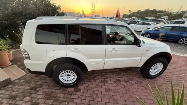 Mitsubishi Pajero 2010 - 29990 EUR, 215000 km - AUTO.MOTO.pt - 215000km - foto 20 de 38
