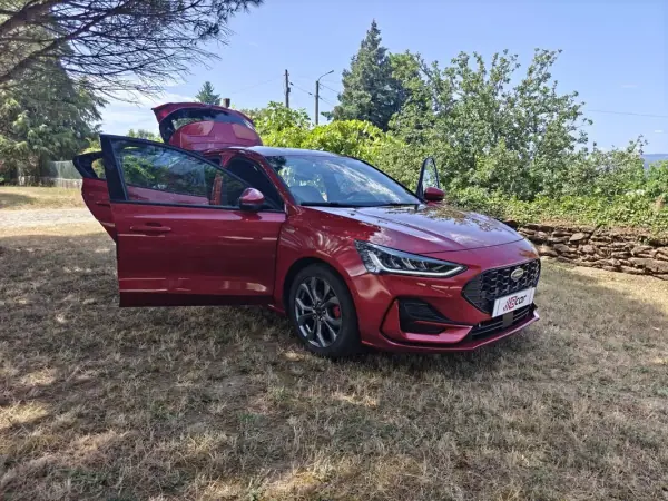 Ford Focus 2023 - 17750 EUR, 76000 km - AUTO.MOTO.pt - 76000km - foto 10 de 39