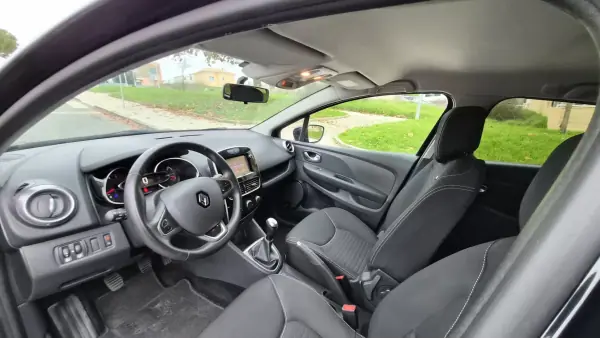 Renault Clio Sport Tourer 2018 - 11890 EUR, 98000 km - AUTO.MOTO.pt - 98000km - foto 2 de 12