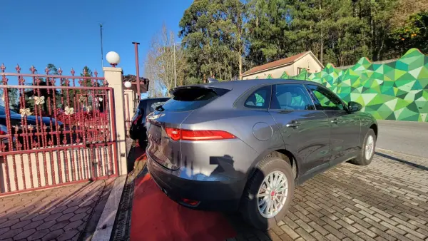Jaguar F-Pace 2018 - 37990 EUR, 86000 km - AUTO.MOTO.pt - 86000km - foto 5 de 31