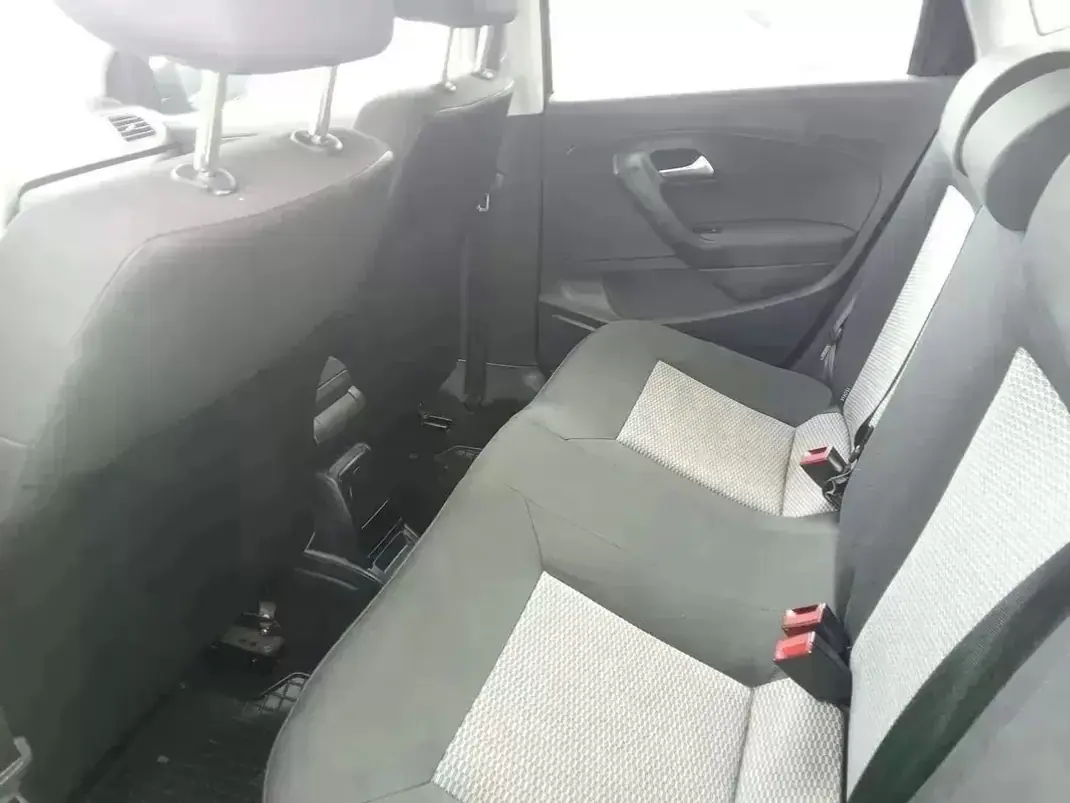 Volkswagen Polo 2010 - 6900 EUR, 167587 km - AUTO.MOTO.pt - 167587km - foto 12 de 13