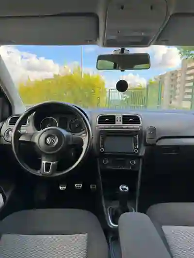 Volkswagen Polo 2011 - 6000 EUR, 83300 km - AUTO.MOTO.pt - 83300km - foto 4 de 7