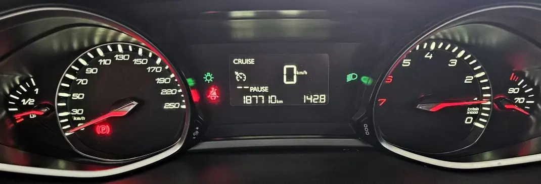 Peugeot 308 2015 - 9500 EUR, 180000 km - AUTO.MOTO.pt - 180000km - foto 12 de 20