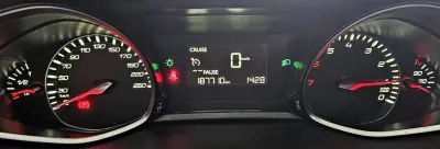 Peugeot 308 2015 - 9500 EUR, 180000 km - AUTO.MOTO.pt - 180000km - foto 12 de 20