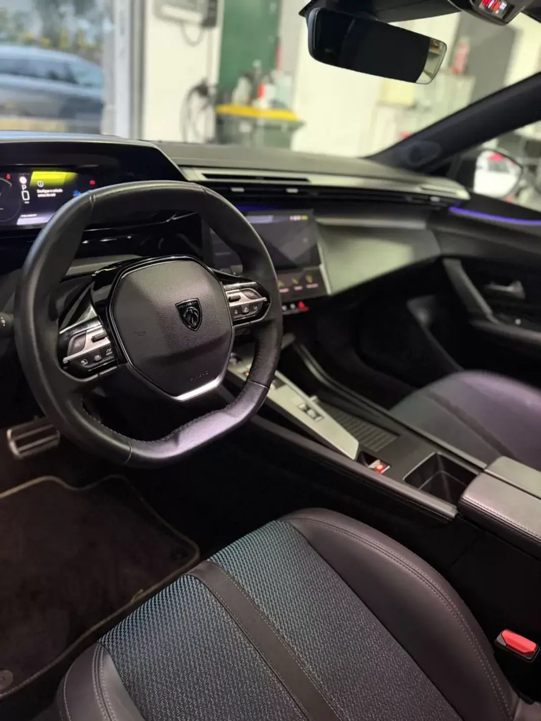 Peugeot e-308 2023 - 29990 EUR, 18850 km - AUTO.MOTO.pt - 18850km - foto 7 de 14