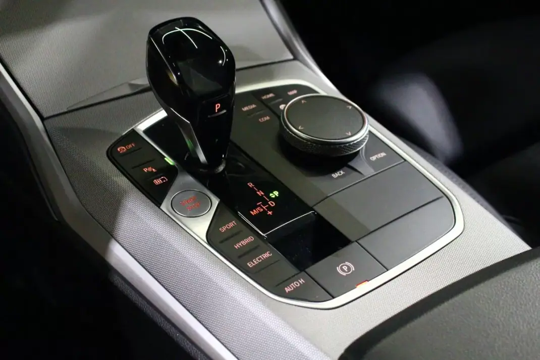 BMW 320 2021 - 26800 EUR, 137000 km - AUTO.MOTO.pt - 137000km - foto 24 de 28