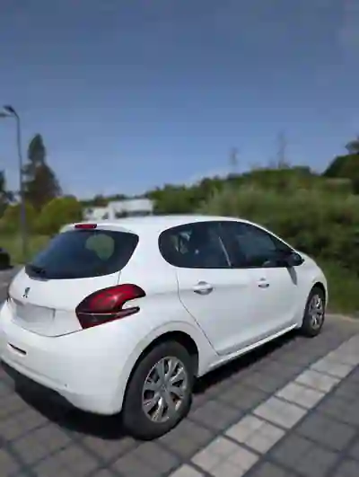 Peugeot 208 2020 - 10300 EUR, 120000 km - 120000km - foto 8 de 9