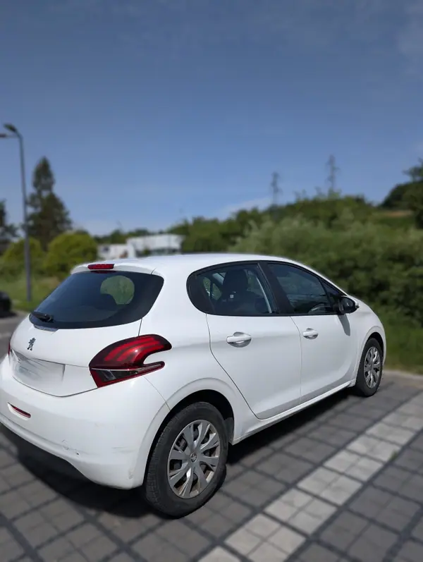 Peugeot 208 2020 - 10300 EUR, 120000 km - 120000km - foto 8 de 9