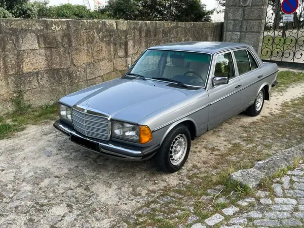 Mercedes-Benz 300 1982 - 13900 EUR, 233000 km - AUTO.MOTO.pt - 233000km - foto 9 de 32