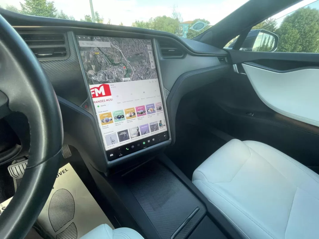 Tesla Model S 2018 - 37900 EUR, 131000 km - AUTO.MOTO.pt - 131000km - foto 8 de 11