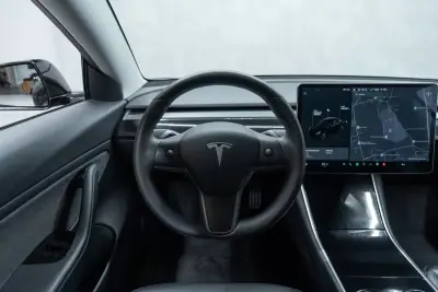 Tesla Model 3 2020 - 30950 EUR, 78000 km - AUTO.MOTO.pt - 78000km - foto 19 de 46