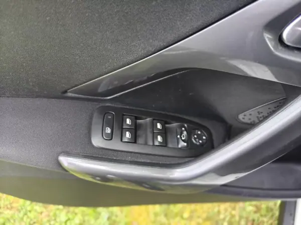 Peugeot 2008 2018 - 10399 EUR, 110600 km - AUTO.MOTO.pt - 110600km - foto 23 de 38
