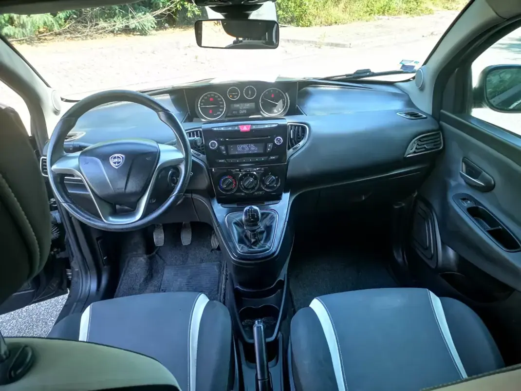 Lancia Ypsilon 2014 - 7500 EUR, 100000 km - AUTO.MOTO.pt - 100000km - foto 15 de 36