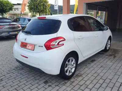Peugeot 208 2012 - 9500 EUR, 102690 km - AUTO.MOTO.pt - 102690km - foto 4 de 8