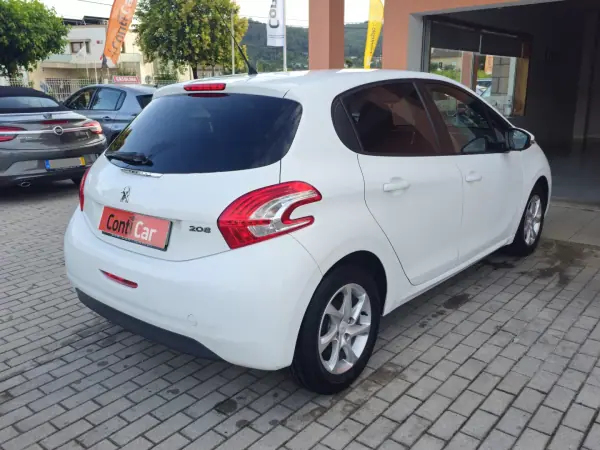 Peugeot 208 2012 - 7990 EUR, 102690 km - AUTO.MOTO.pt - 102690km - foto 4 de 8