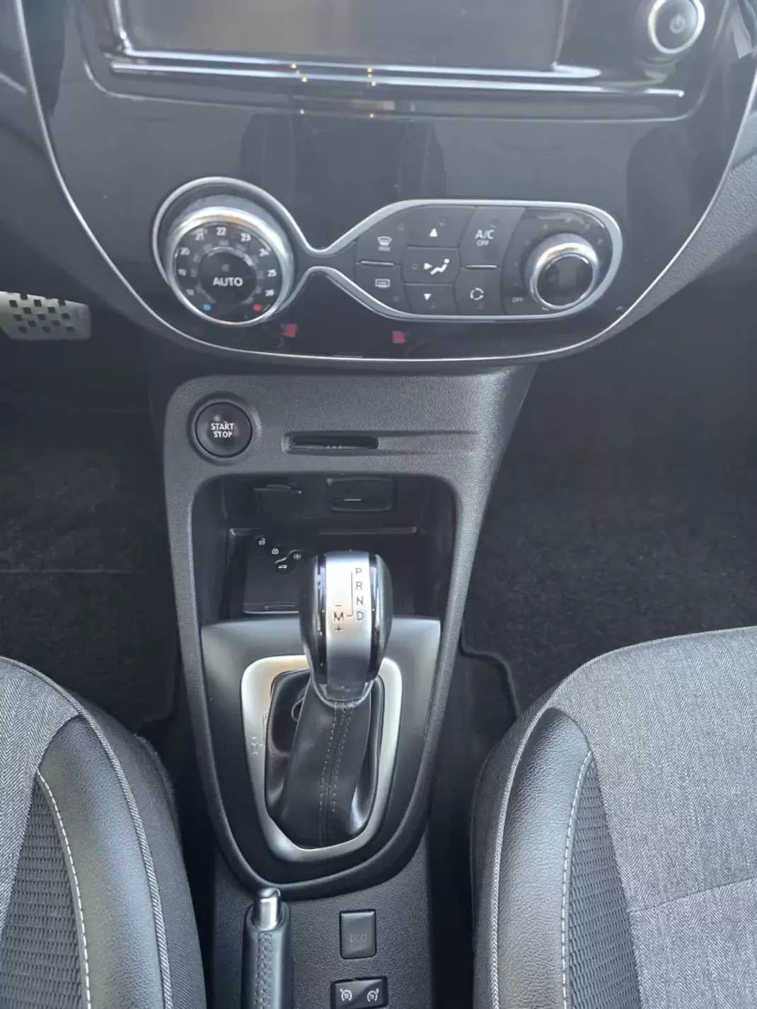 Renault Captur 2018 - 13450 EUR, 168000 km - AUTO.MOTO.pt - 168000km - foto 12 de 16