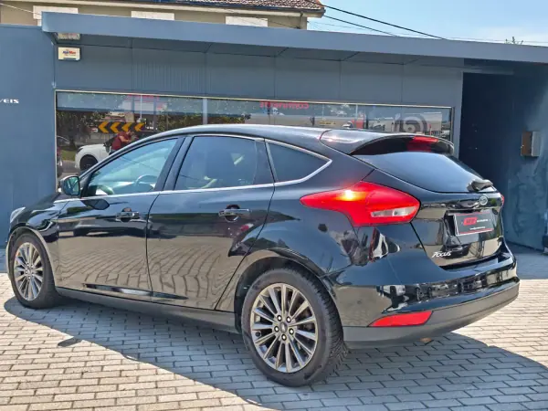 Ford Focus 2018 - 11500 EUR, 95000 km - AUTO.MOTO.pt - 95000km - foto 9 de 23