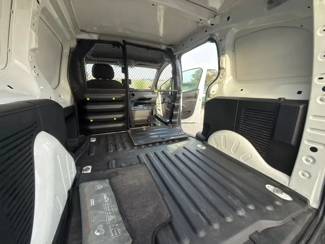 Citroën BERLINGO 1.6hdi 3L AUTOMATICA 2017 - 9950 EUR, 219000 km - AUTO.MOTO.pt - 219000km - foto 18 de 23