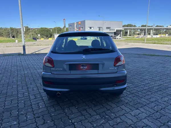 Peugeot 206 2010 - 5990 EUR, 158000 km - AUTO.MOTO.pt - 158000km - foto 6 de 16