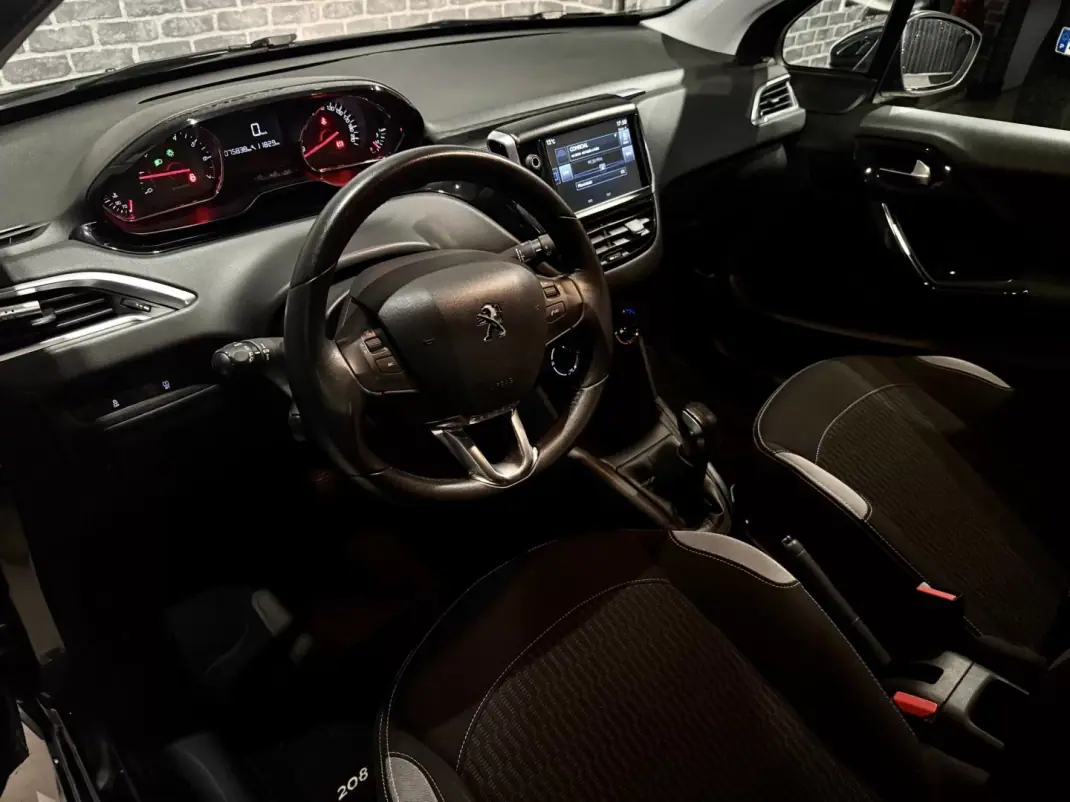 Peugeot 208 2014 - 8990 EUR, 75000 km - AUTO.MOTO.pt - 75000km - foto 10 de 13