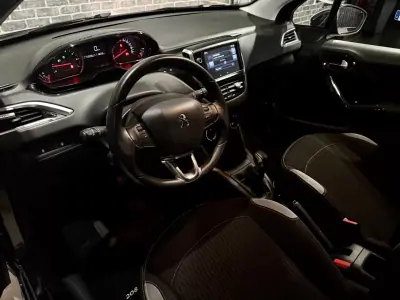 Peugeot 208 2014 - 8990 EUR, 75000 km - AUTO.MOTO.pt - 75000km - foto 10 de 13