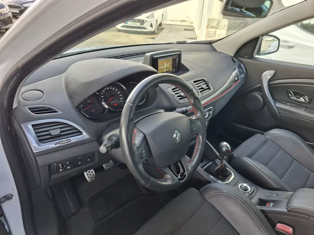 Renault Mégane Sport Tourer 2014 - 11500 EUR, 130900 km - AUTO.MOTO.pt - 130900km - foto 24 de 28