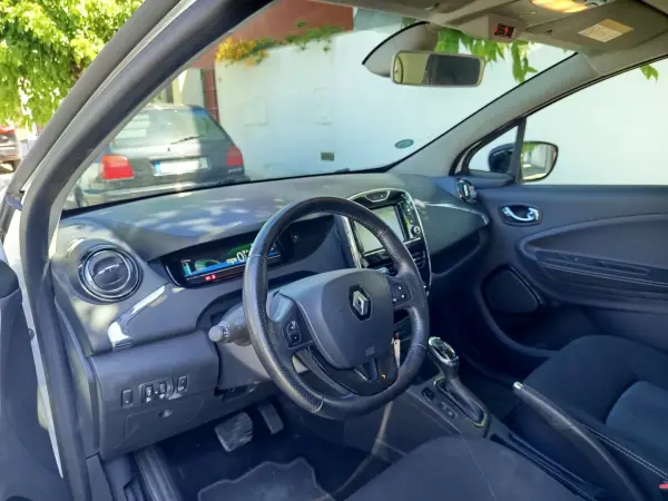 Renault Zoe 2019 - 12490 EUR, 52400 km - AUTO.MOTO.pt - 52400km - foto 11 de 17