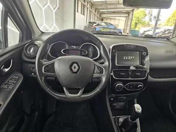 Renault Clio Sport Tourer 2019 - 8650 EUR, 259539 km - AUTO.MOTO.pt - 259539km - foto 20 de 24