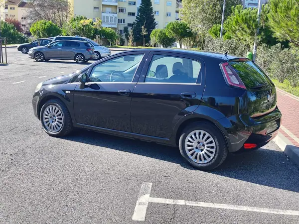 Fiat Punto Evo 2011 - 5780 EUR, 148000 km - AUTO.MOTO.pt - 148000km - foto 11 de 38