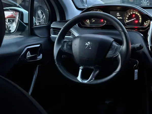Peugeot 2008 2019 - 13250 EUR, 90000 km - AUTO.MOTO.pt - 90000km - foto 6 de 16