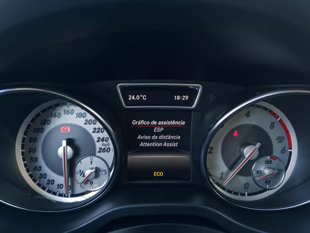 Mercedes-Benz CLA 180 2014 - 16990 EUR, 145000 km - AUTO.MOTO.pt - 145000km - foto 17 de 32