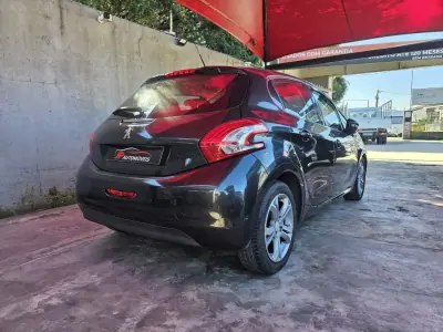 Peugeot 208 2012 - 6250 EUR, 158000 km - AUTO.MOTO.pt - 158000km - foto 9 de 12