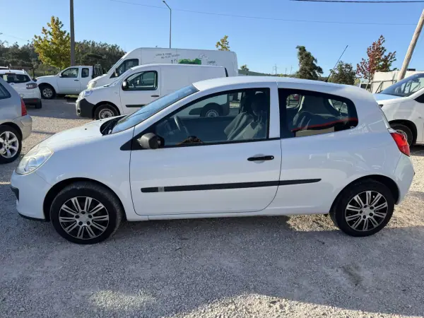 Renault Clio 2006 - 3850 EUR, 254586 km - AUTO.MOTO.pt - 254586km - foto 4 de 19