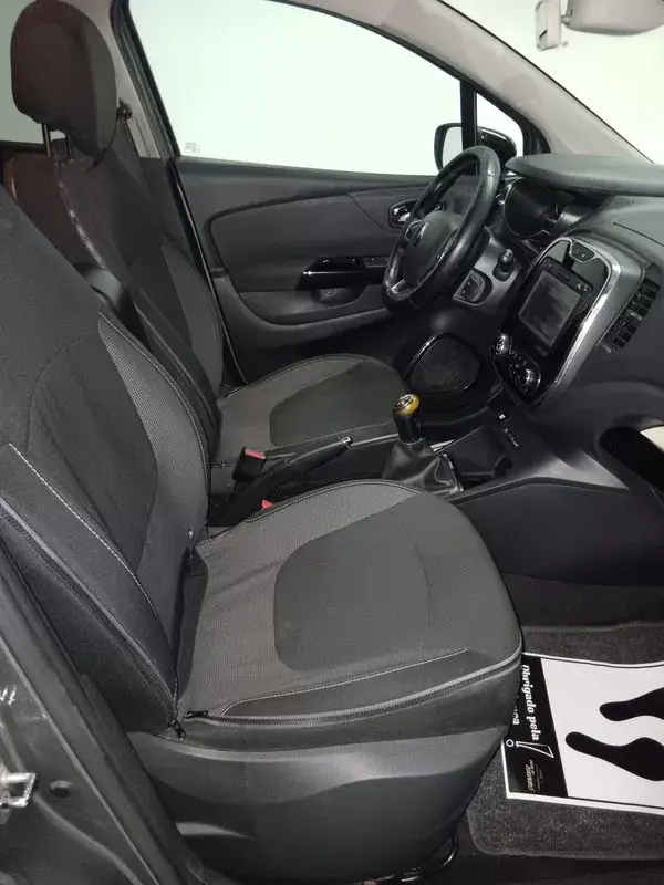 Renault Captur 2016 - 11950 EUR, 88000 km - AUTO.MOTO.pt - 88000km - foto 13 de 14