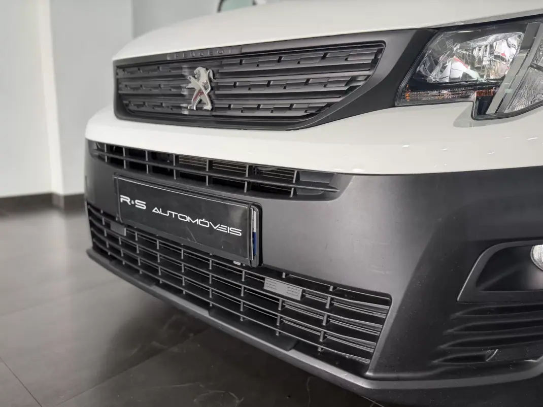 Peugeot Partner 2022 - 16000 EUR, 114000 km - AUTO.MOTO.pt - 114000km - foto 6 de 13