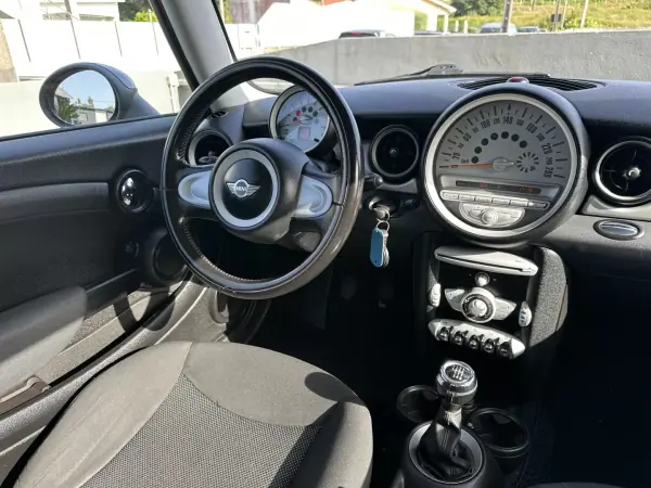MINI 3 Portas 2010 - 5900 EUR, 200000 km - AUTO.MOTO.pt - 200000km - foto 27 de 51
