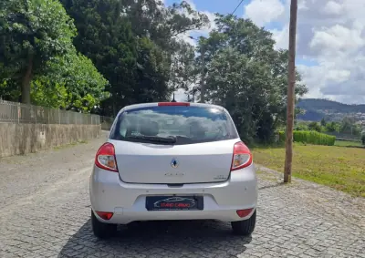 Renault Clio 2011 - 6500 EUR, 180000 km - AUTO.MOTO.pt - 180000km - foto 4 de 12