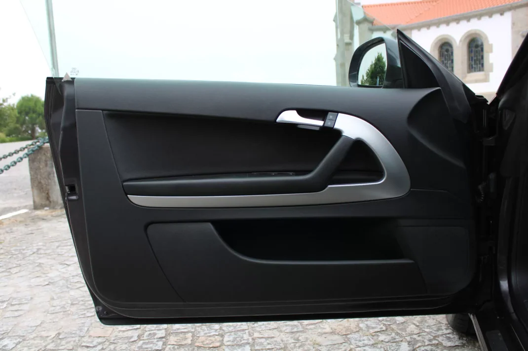 Audi A3 Cabrio 2009 - 11990 EUR, 180000 km - AUTO.MOTO.pt - 180000km - foto 20 de 42