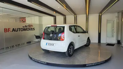 Volkswagen Up! 2016 - 8500 EUR, 79613 km - AUTO.MOTO.pt - 79613km - foto 19 de 49