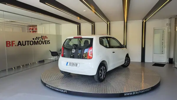 Volkswagen Up! 2016 - 8500 EUR, 79613 km - AUTO.MOTO.pt - 79613km - foto 19 de 49