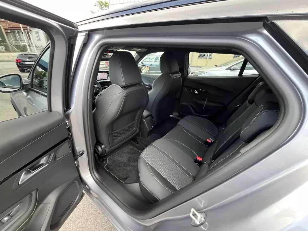 Peugeot e-2008 2025 - 32950 EUR, 80 km - AUTO.MOTO.pt - 80km - foto 45 de 68