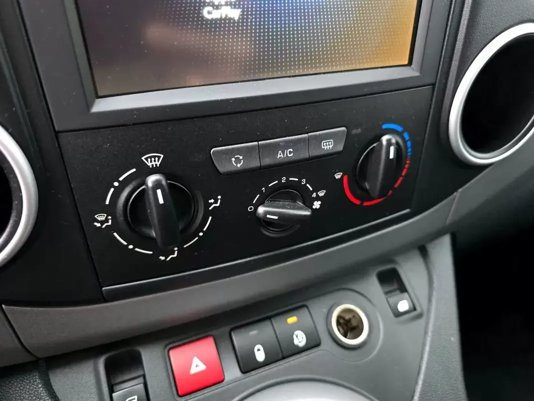 Peugeot Partner 2017 - 12490 EUR, 129000 km - AUTO.MOTO.pt - 129000km - foto 16 de 27