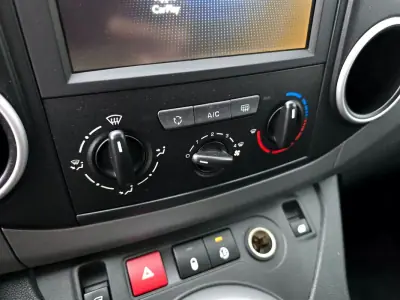 Peugeot Partner 2017 - 12490 EUR, 129000 km - AUTO.MOTO.pt - 129000km - foto 16 de 27