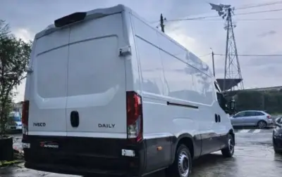 Iveco Daily 35 S14 2.3 D PLATAFORMA 2023 - 24999 EUR, 110000 km - AUTO.MOTO.pt - 110000km - foto 16 de 17