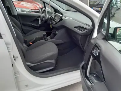 Peugeot 208 2019 - 13900 EUR, 89145 km - AUTO.MOTO.pt - 89145km - foto 6 de 11
